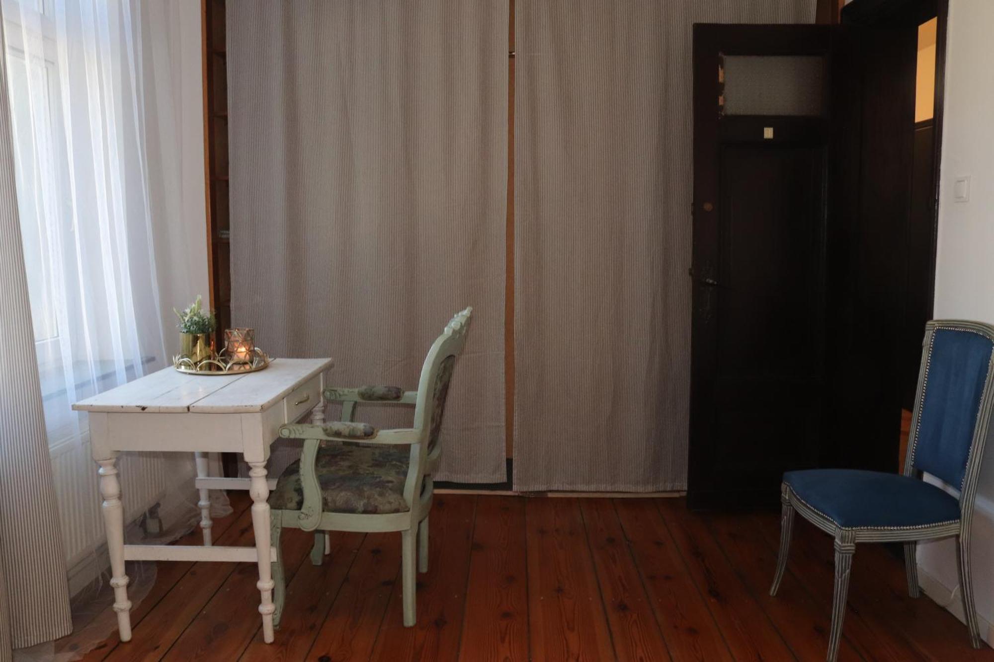 Citystay Retro 5 Min Plaza!