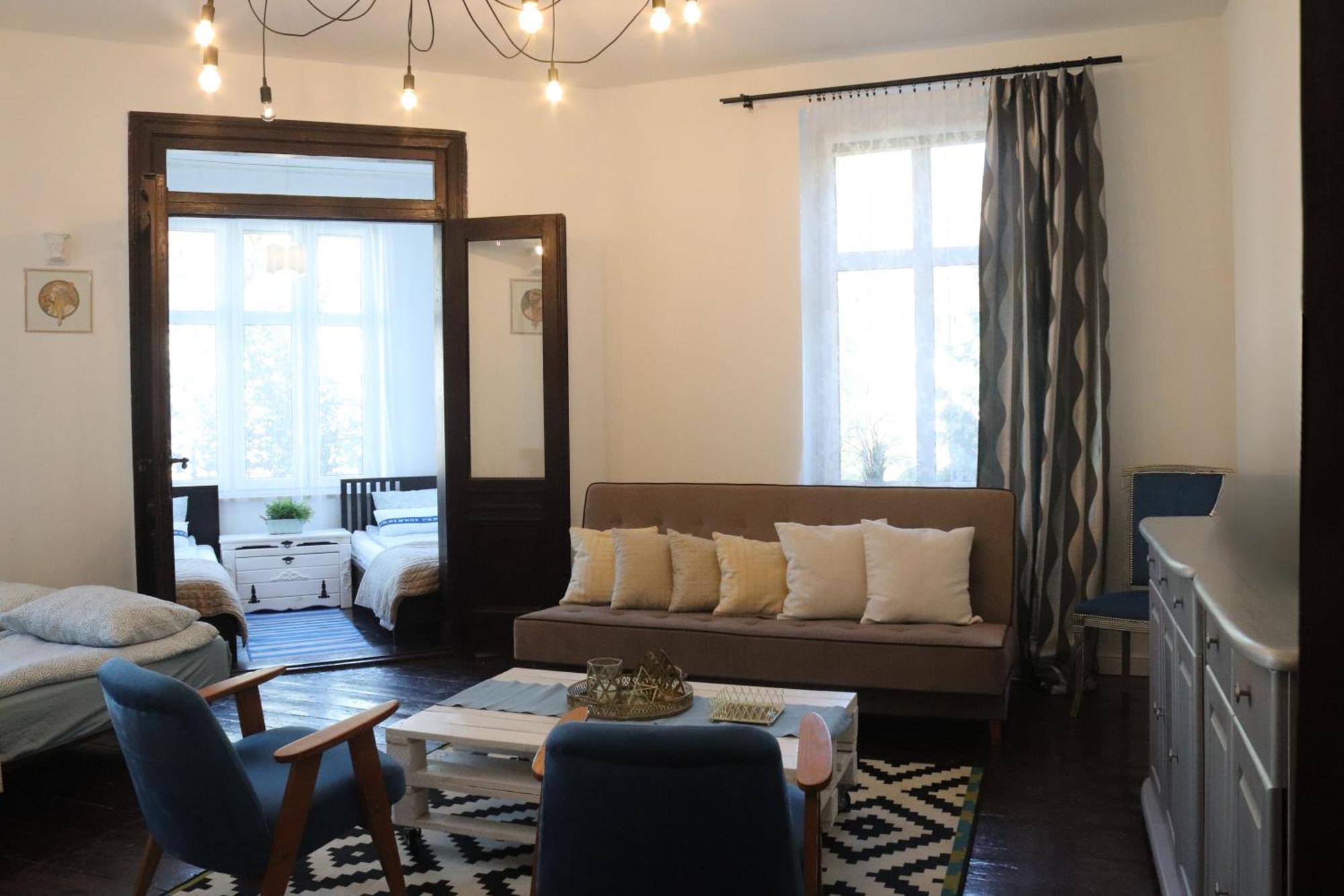 Citystay Retro 5 Min Plaza! Homestay